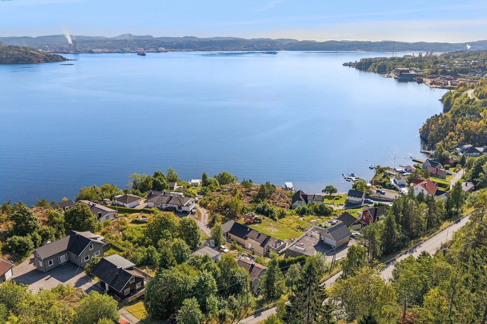 Eiendommen er beliggende i Siljanbukta ved Frierfjorden. Galleribilde