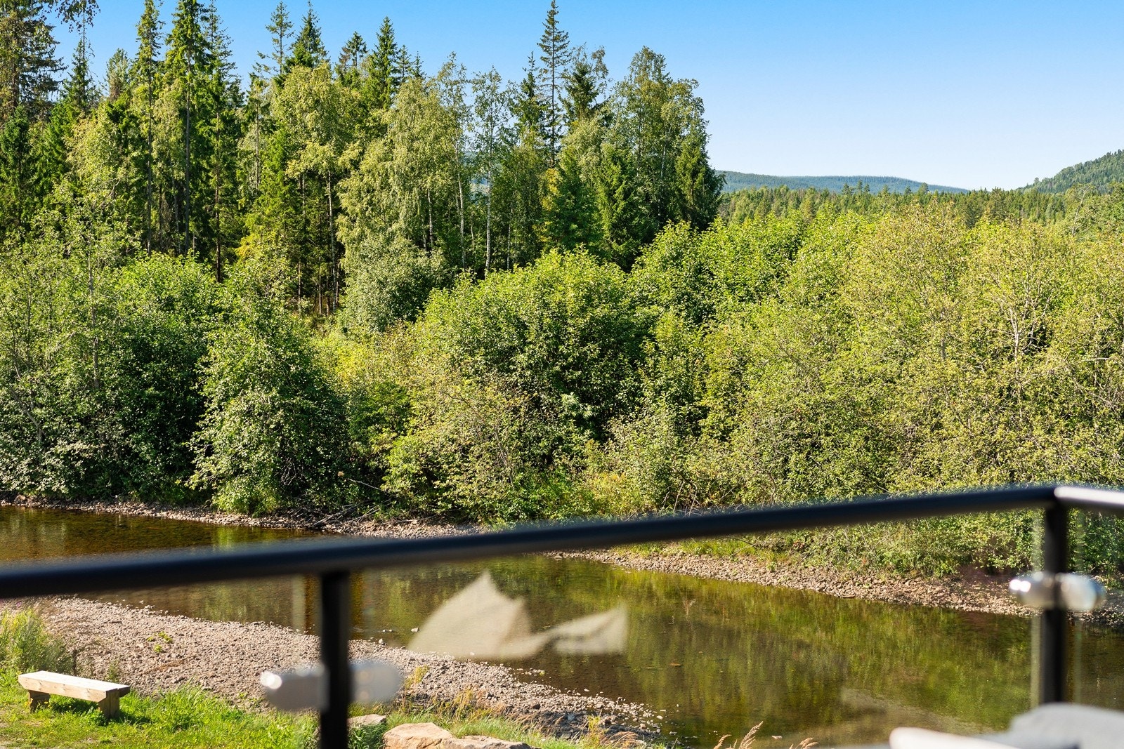 Eiendommen ligger privat og skjermet til, med elven som nærmeste nabo. Galleribilde