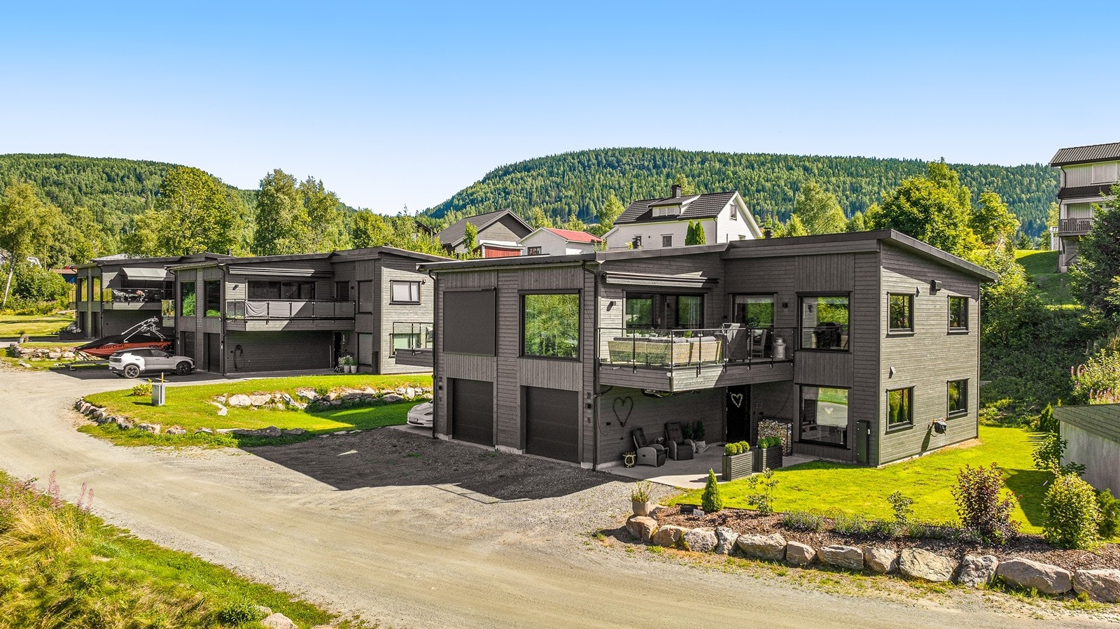 Boligen har både en stor balkong i andre etasje og en carport som også kan brukes som overbygd uteplass Galleribilde