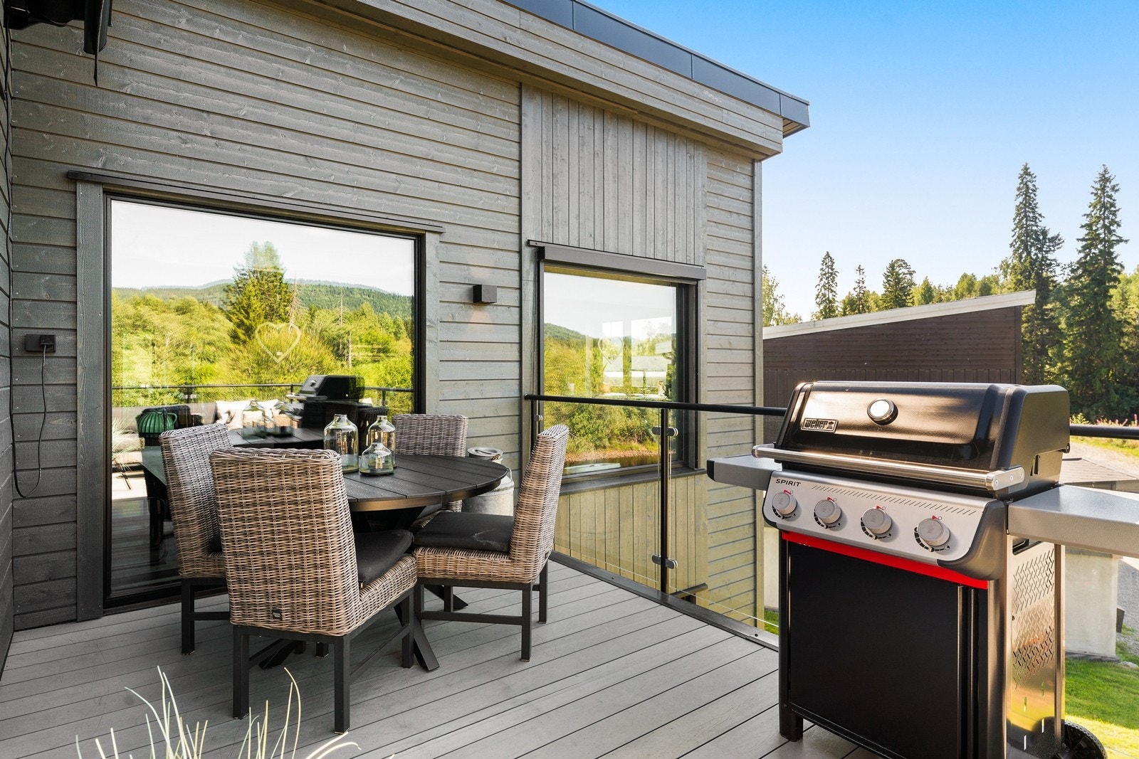 Balkongen har god plass til både spisebord og grill. Galleribilde
