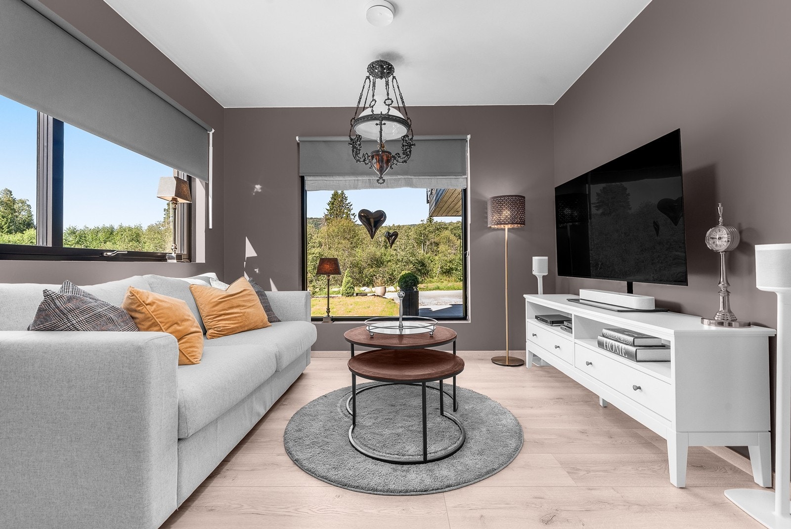 Store vindusflater gir godt med naturlig lys. Galleribilde