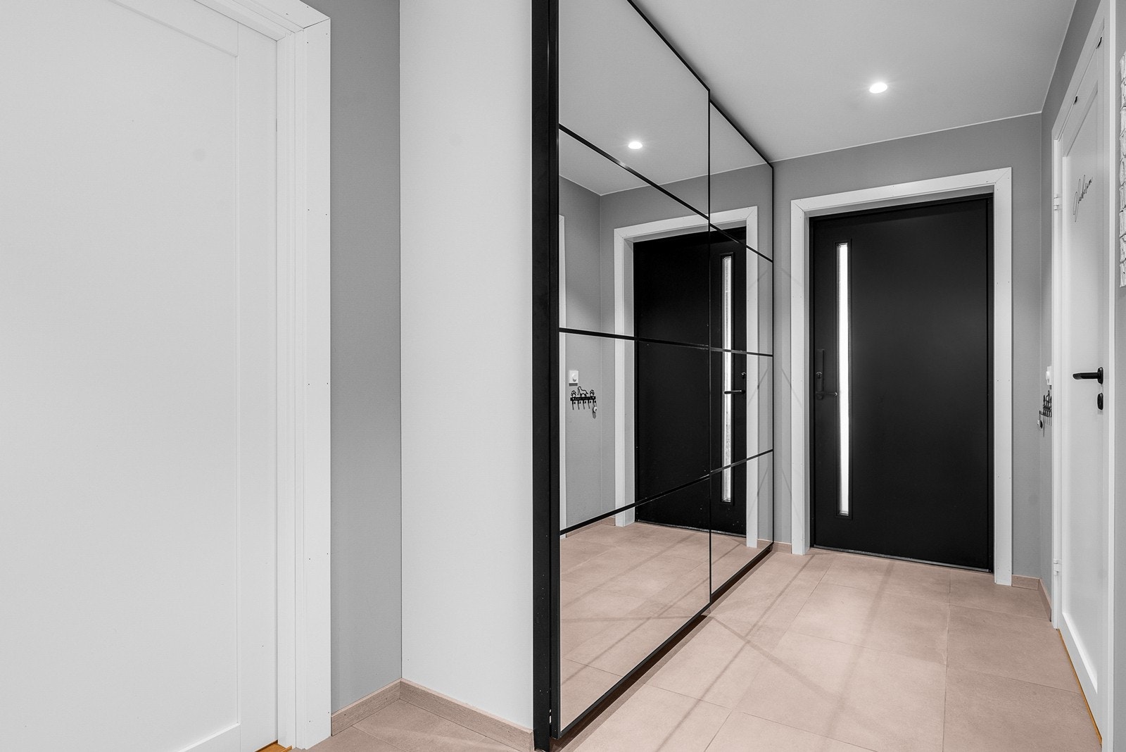 Innbydende entré med stor speilgarderobe for effektiv oppbevaring. Galleribilde
