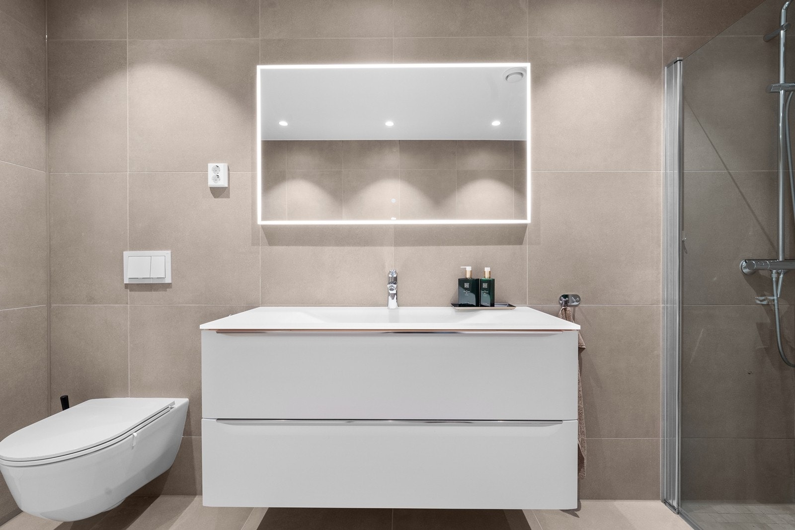 God plass og moderne innredning gir badet et stilrent uttrykk. Galleribilde