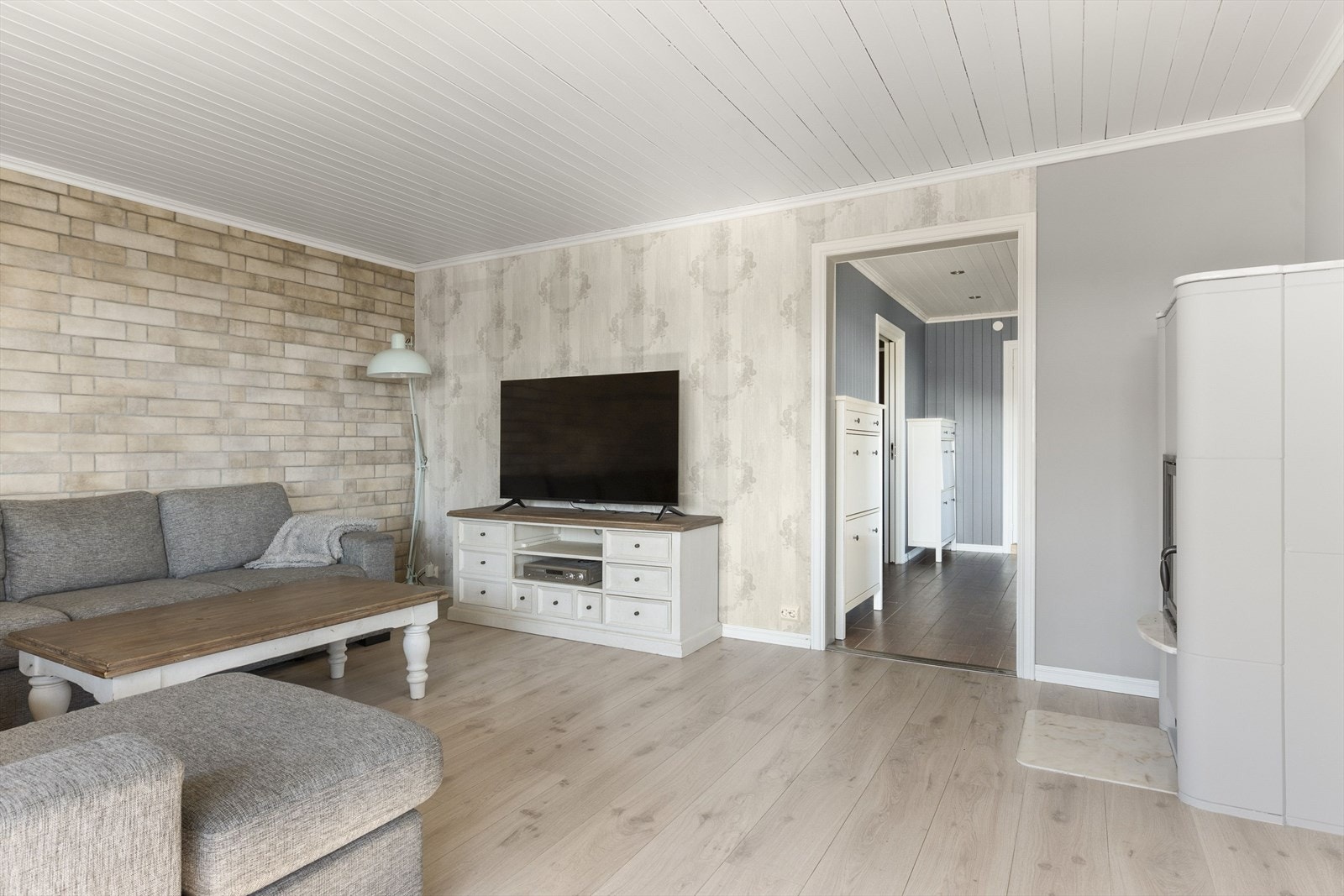 Stue i 1.etasje med god plass til sofa- og tv-møblement. Galleribilde