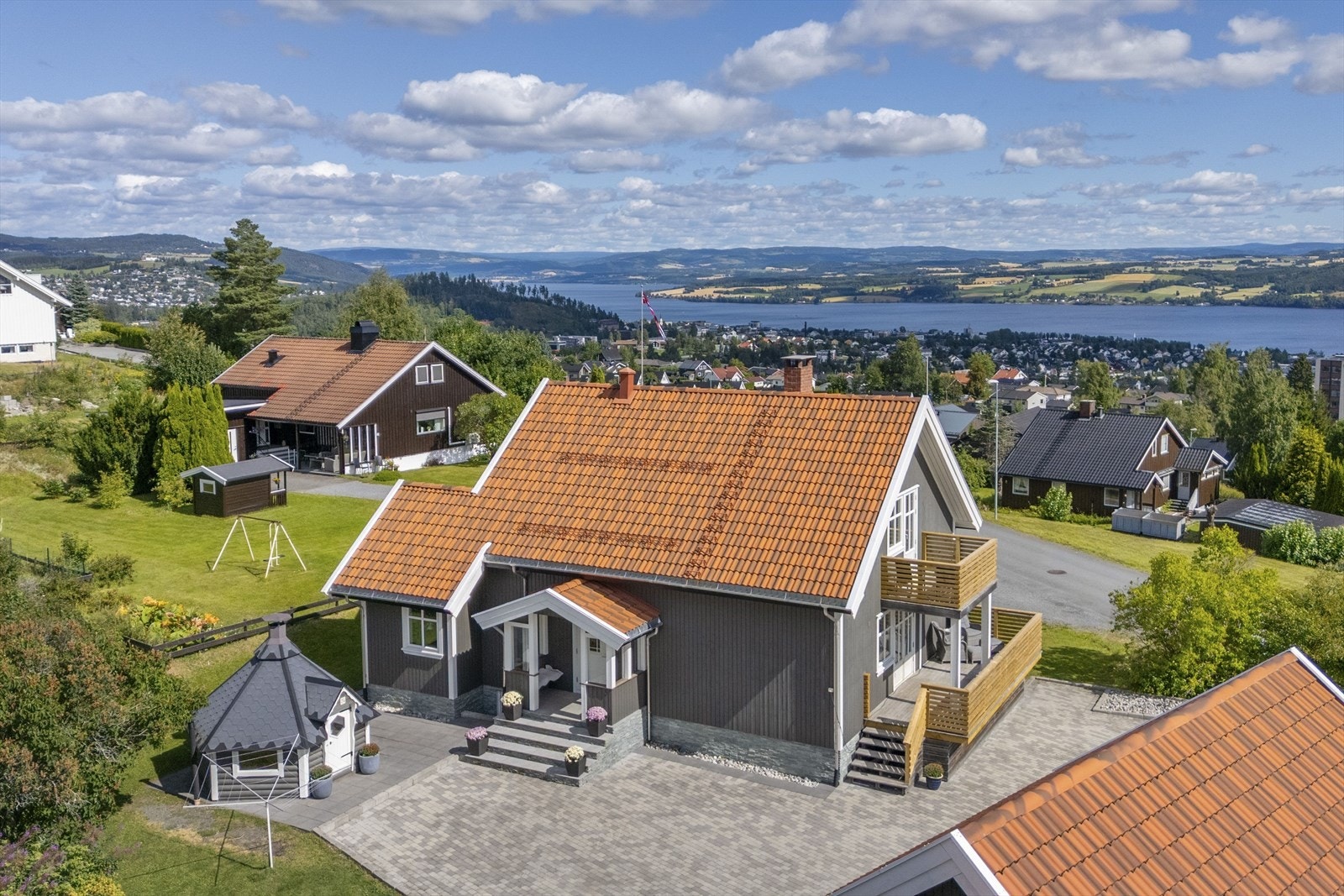 Nordvik Eiendomsmegling v/ Hans Idar Markestad presenterer Engehaugen 24 med fotograf Torben Olav Wirkestad Galleribilde