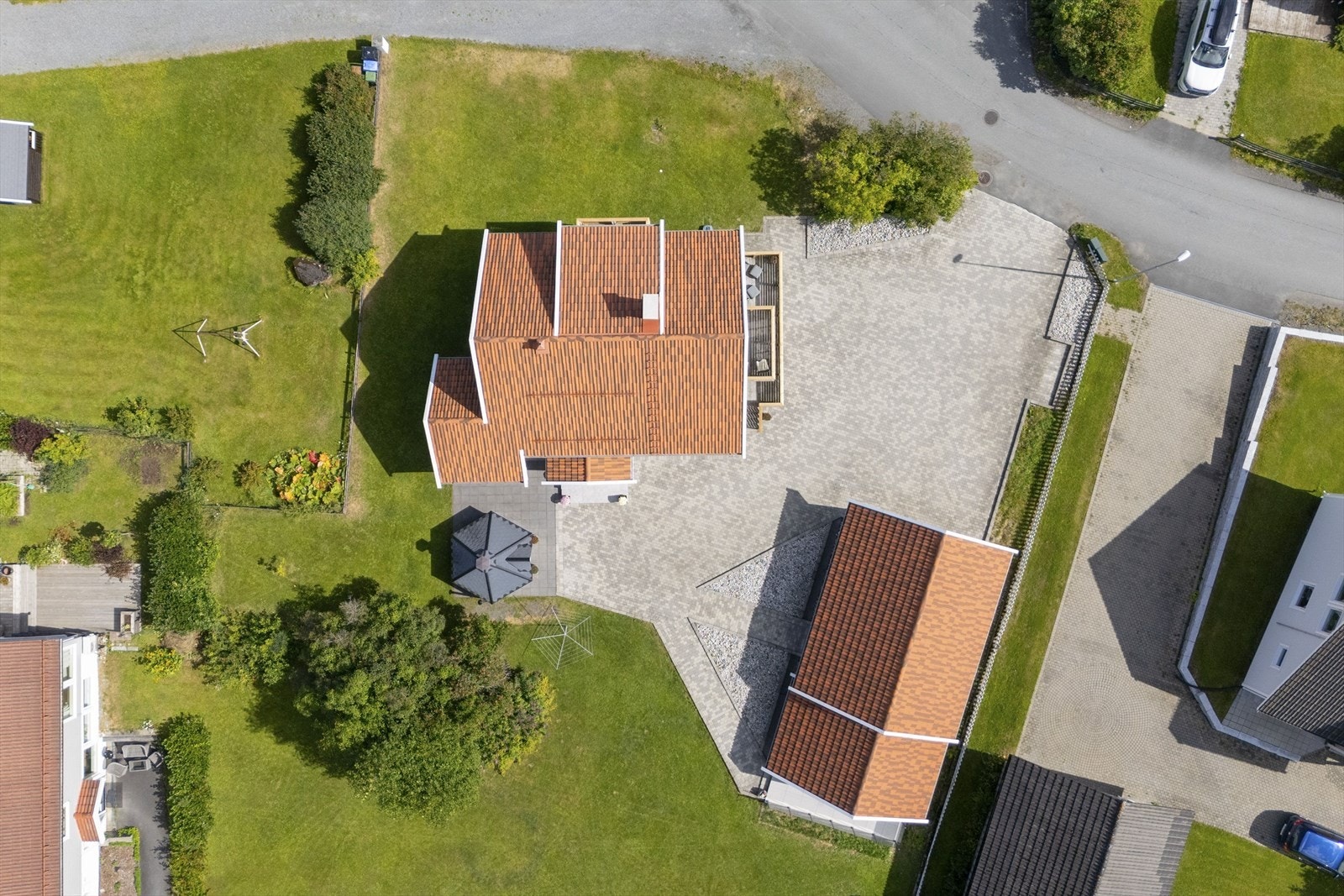 Eiendommen sett ovenfra med drone. Galleribilde
