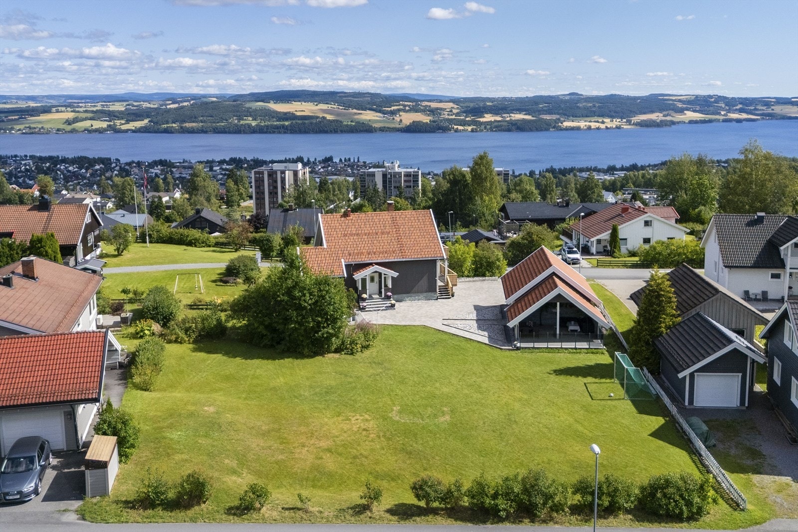Boligen har et unikt tomteareal på 1,8 mål med gode sol- og utsiktsforhold. Galleribilde