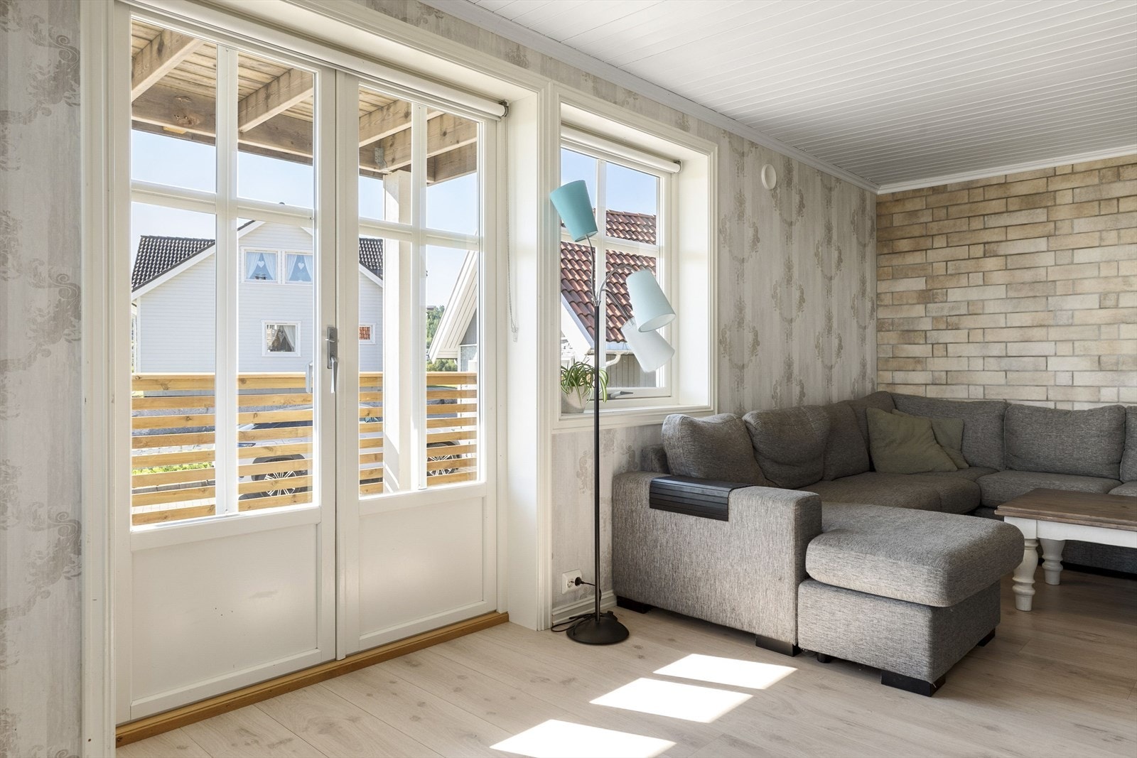 Dobbel terrassedør ut til sørvendt terrasse. Galleribilde
