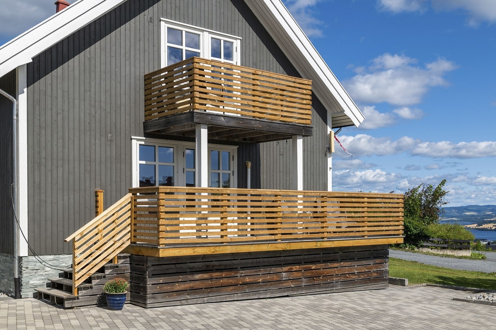 Terrasse og balkong på sørsiden av boligen. Galleribilde