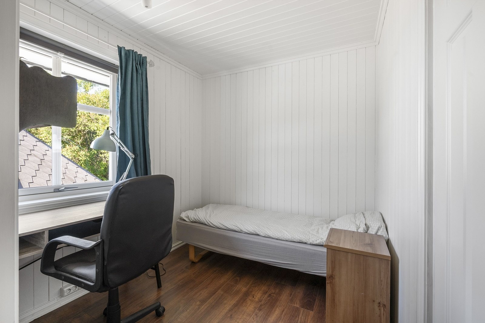Soverom i 1.etasje med kontorpult og enkeltseng, flere møbleringsmuligheter. Galleribilde