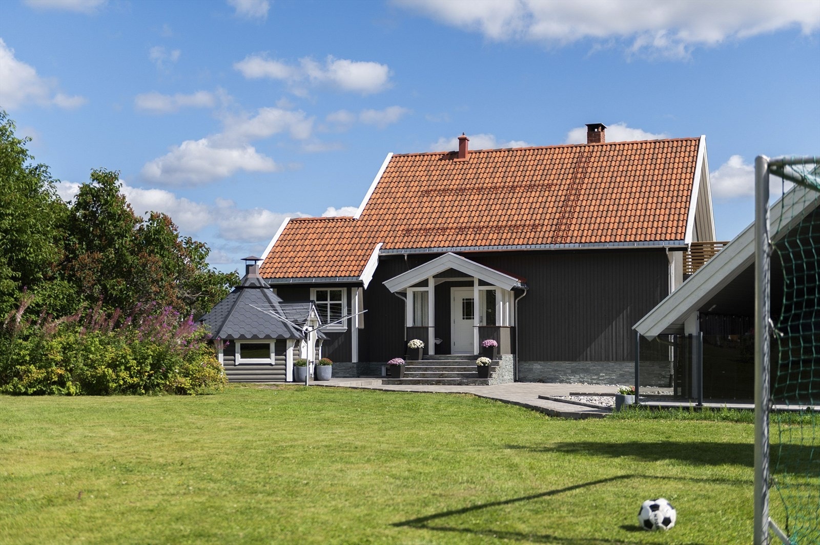 Boligen har flotte uteområder. Galleribilde