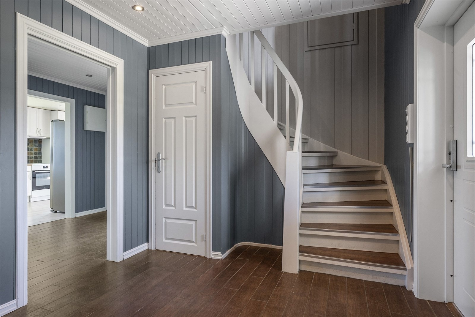 Entré med trappegang, kjellernedgang og adkomst til mellomgang. Det er downlights i himling og nøkkelfri adkomst på ytterdør. Galleribilde