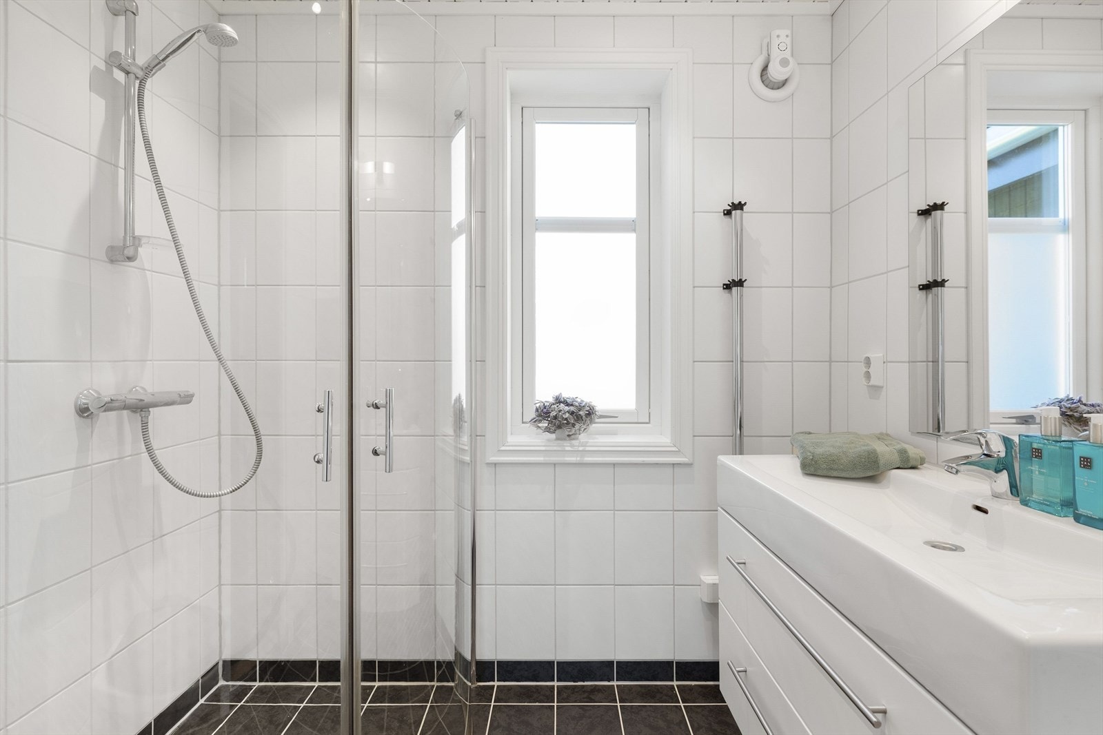 Lyst og tidløst bad i 1.etasje fra 2006 med alle nødvendigheter. Galleribilde