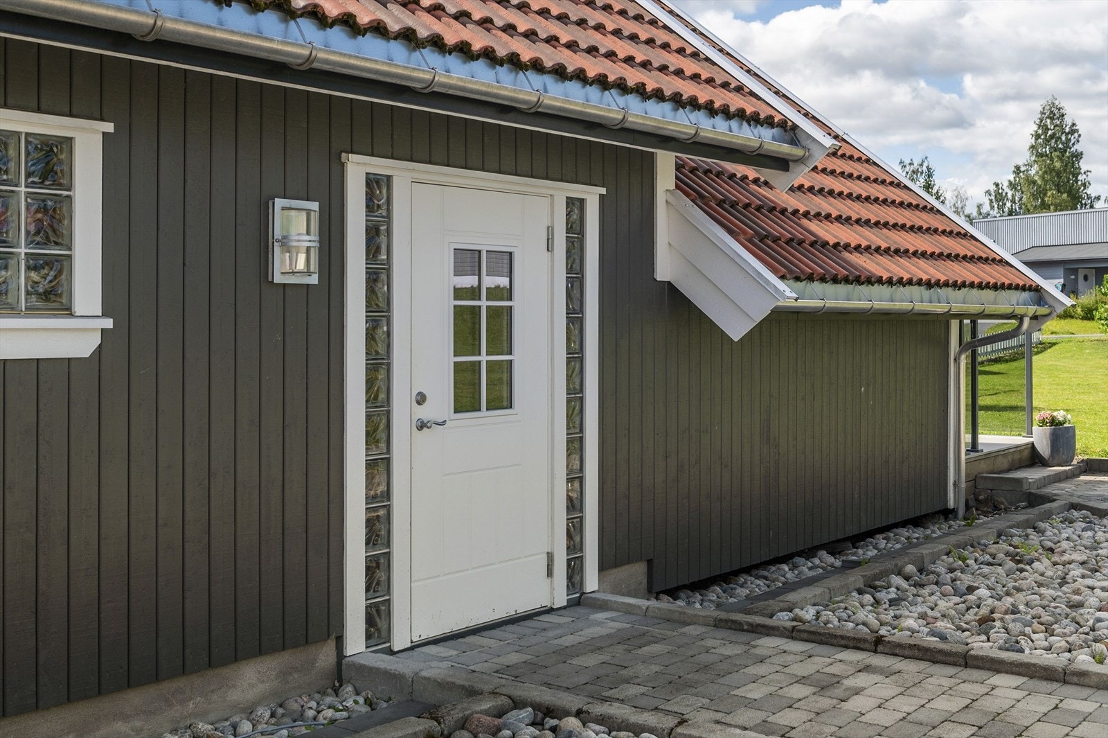 Inngang til dobbelgarasje. Galleribilde