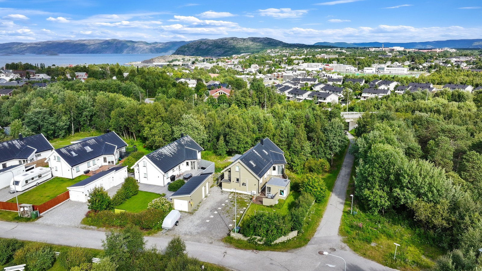 En flott og praktisk enebolig med godkjent utleiedel. Galleribilde