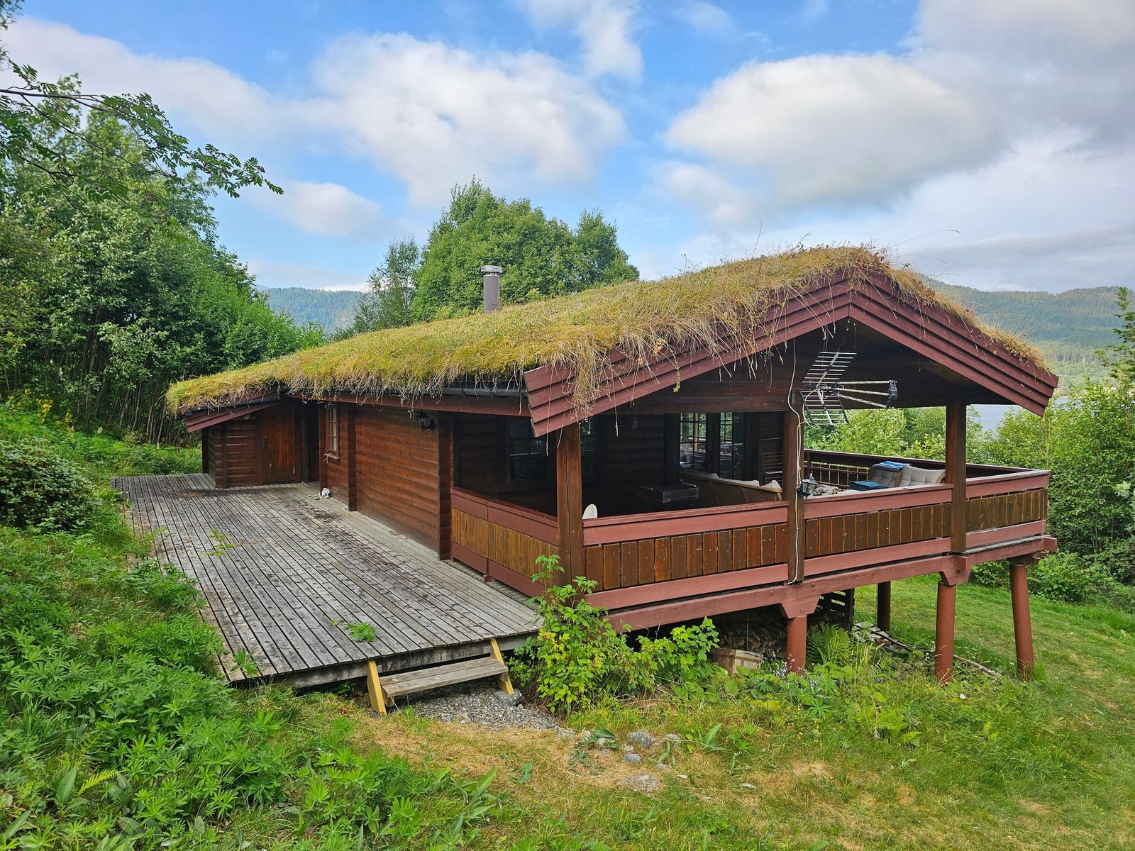 Flott hytte ved sjøen. Galleribilde