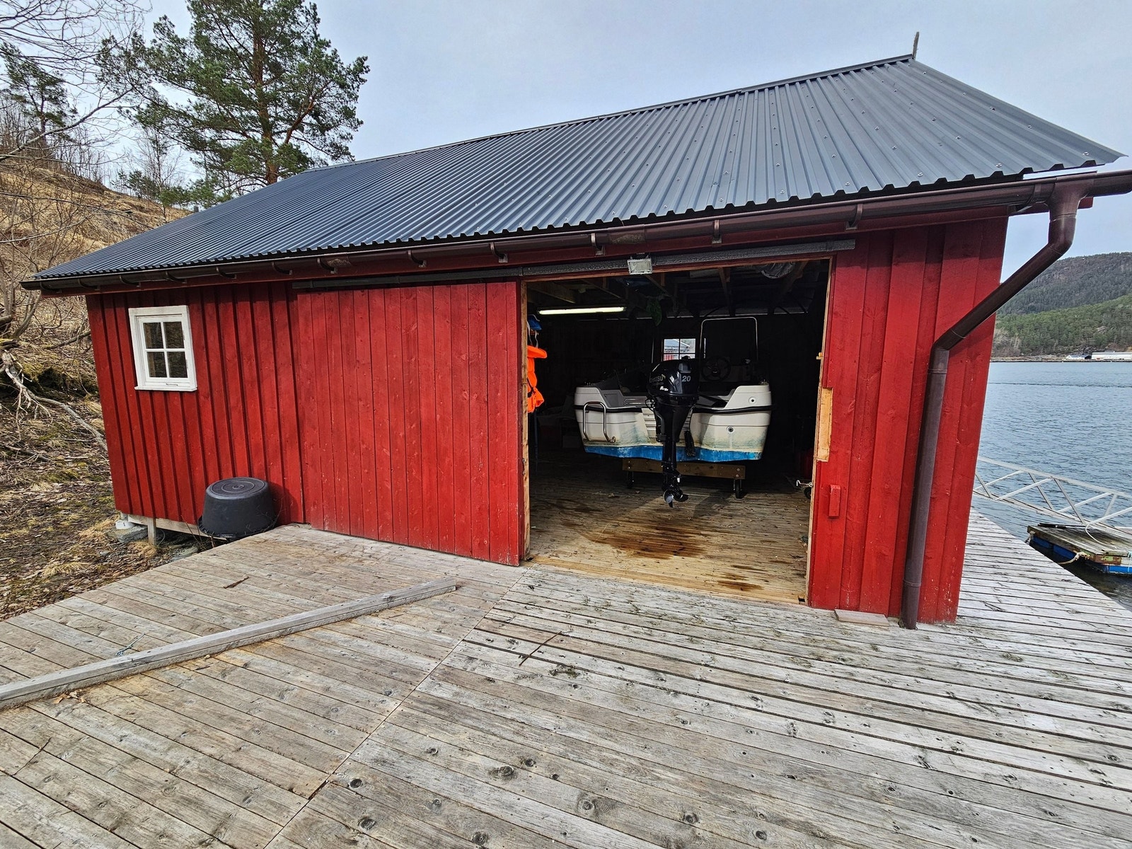 Romslig naust med strøm og innlagt vann Galleribilde