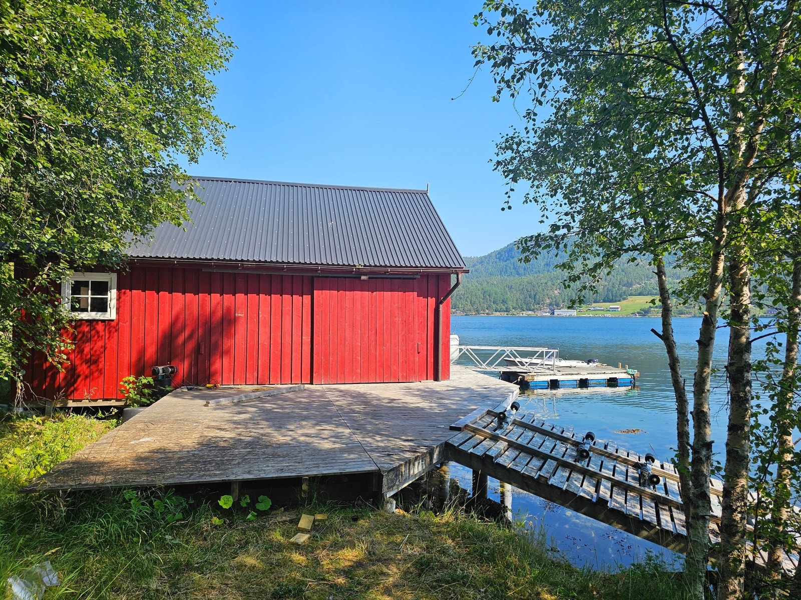 Naust ved sjøen Galleribilde