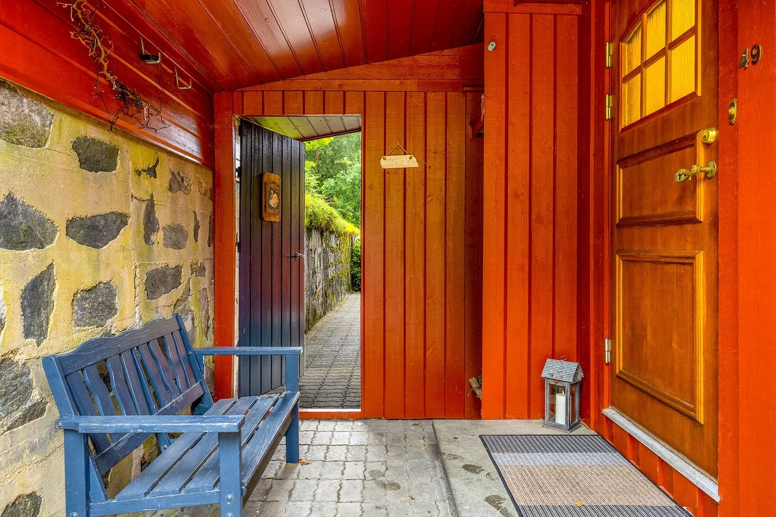 Overbygget inngangsparti - Praktisk dør til hage og terrasse for sommergjester! Galleribilde