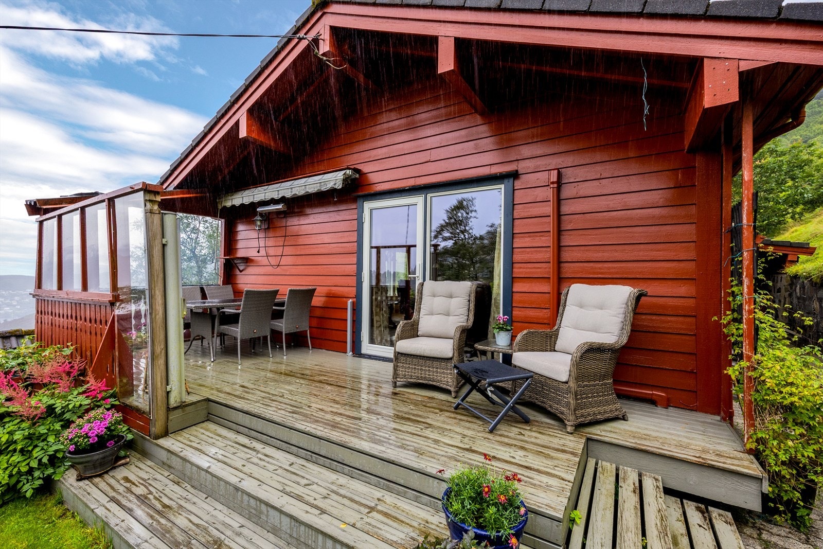 Sydvestvendt og solrik terrasse og hage - Flott utsikt mot Sørfjorden, Ytre Arna siden og byfjellene! Galleribilde