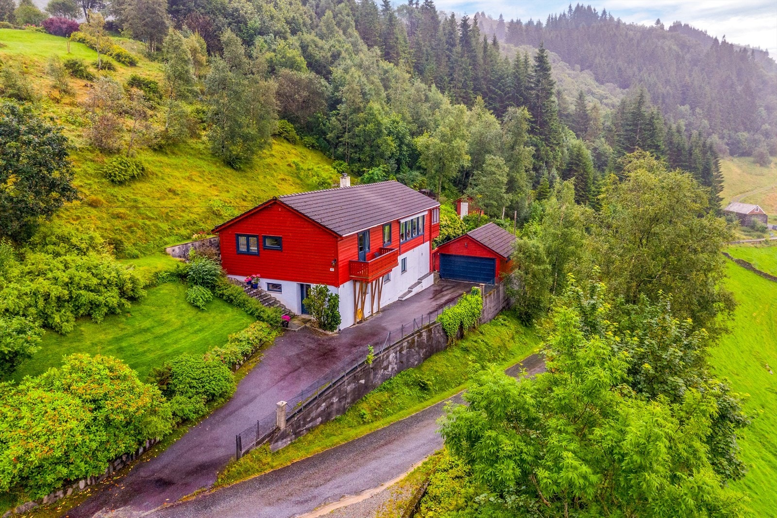 Askeland 49: Flott enebolig med garasje og stor selveiet tomt, på over 3 mål Galleribilde