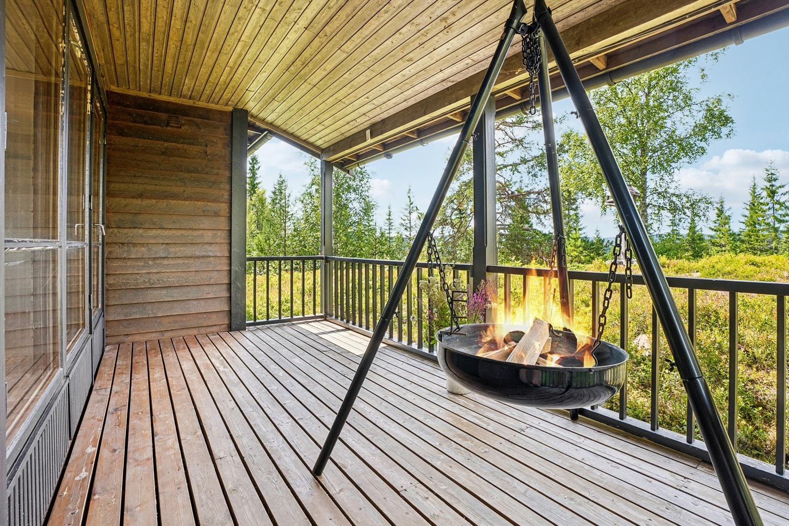 Terrassen er fundamentert direkte på grunn og gir en fin, skjermet uteplass. Galleribilde
