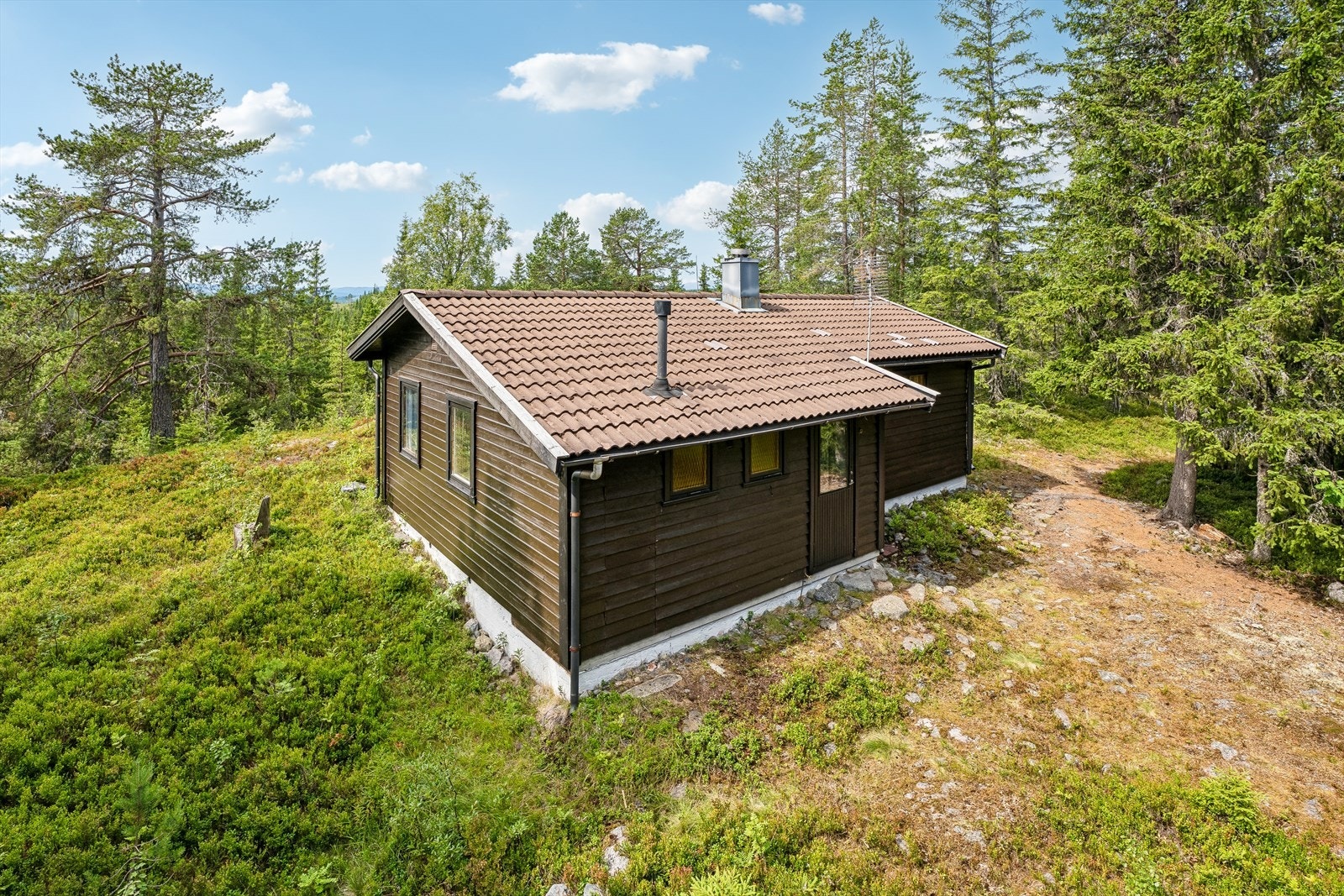 Eiendommen ligger i et rolig hytteområde på Hemsangen, ca. 578 moh. Galleribilde
