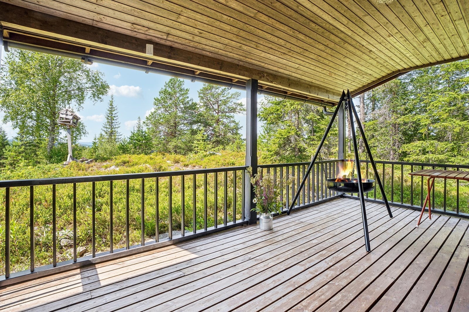 Hytta har en overbygd vestvendt terrasse. Her er det god plass til å samles utendørs. Fra verandaen er det flott utsikt mot naturen rundt. Galleribilde