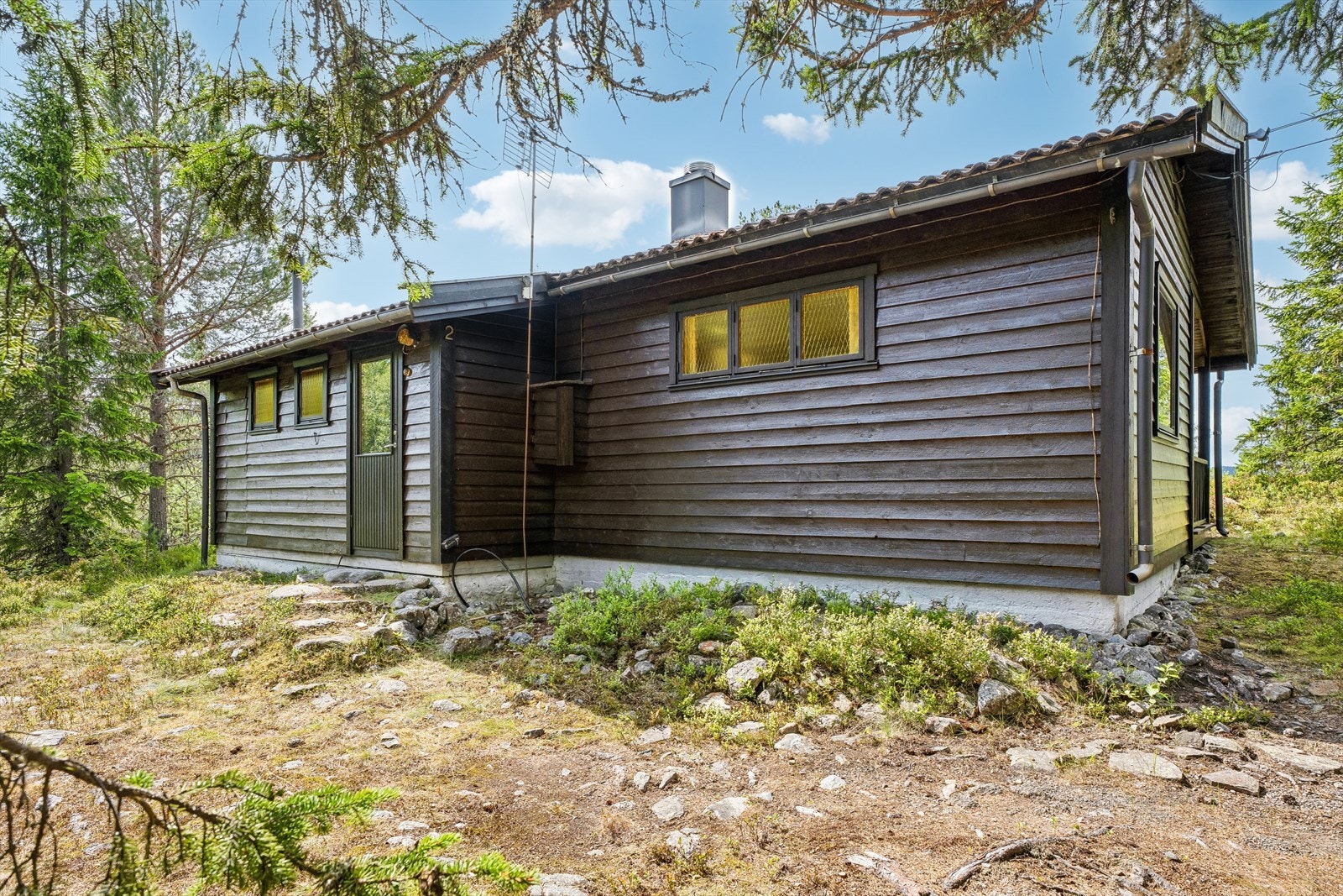 Det er lagt sommervann inn til hytteveggen. Galleribilde