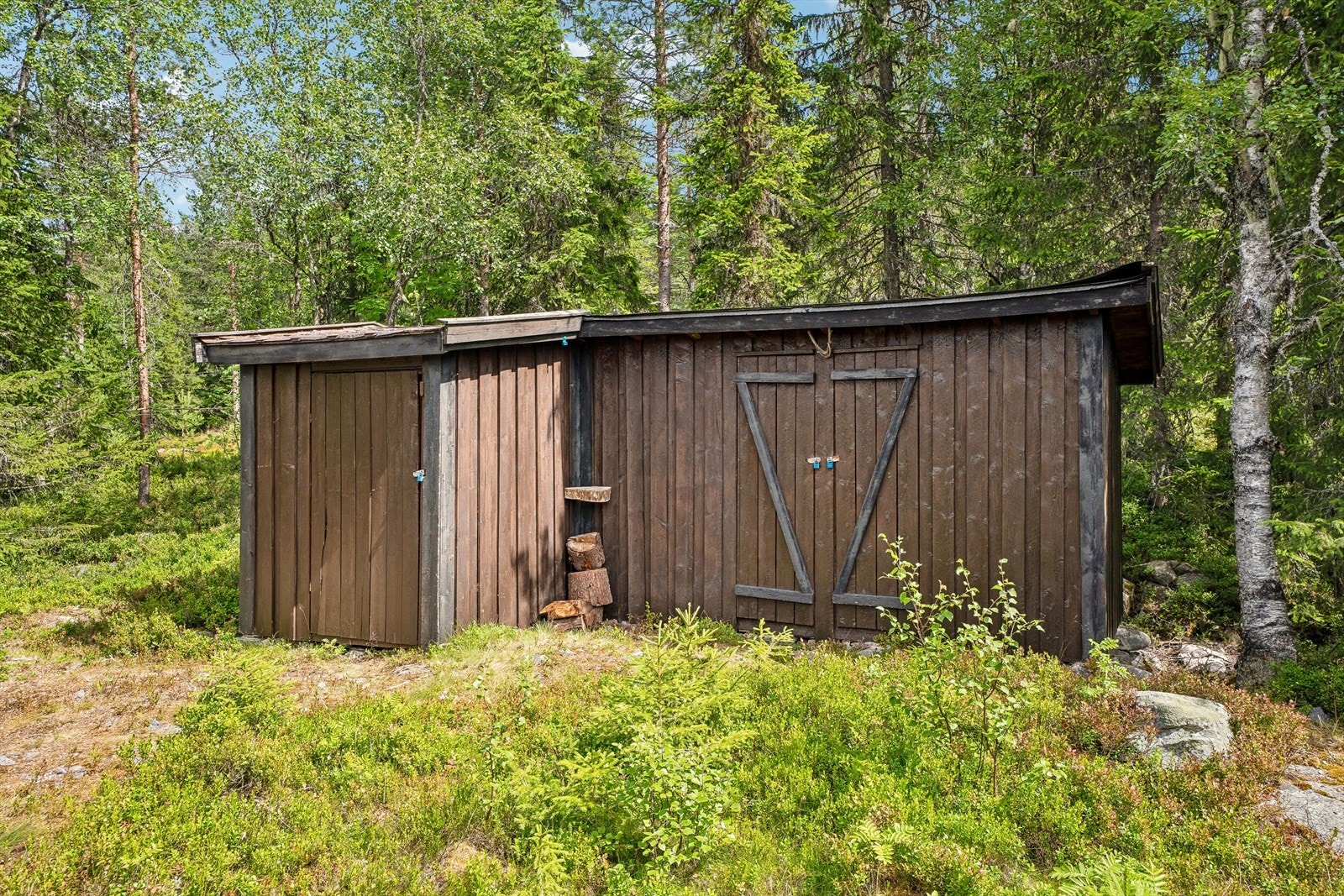 Eiendommen har et separat uthus med god lagringsplass. Galleribilde