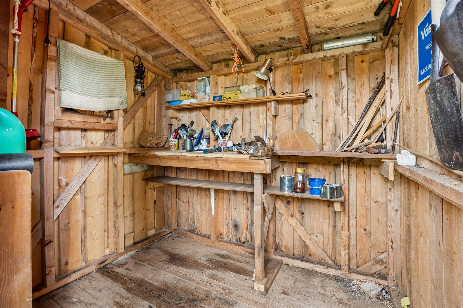 En av de tre bodene i uthuset, er innredet med en liten arbeidsbenk. Galleribilde
