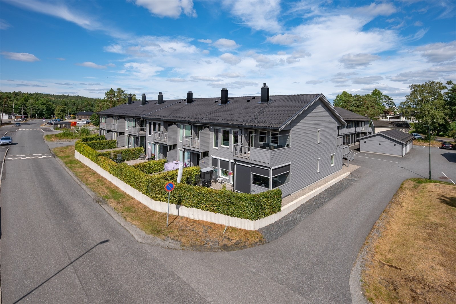 Eiendommen ligger sentralt til på Vik, ca. 4 km fra Grimstad sentrum. Galleribilde