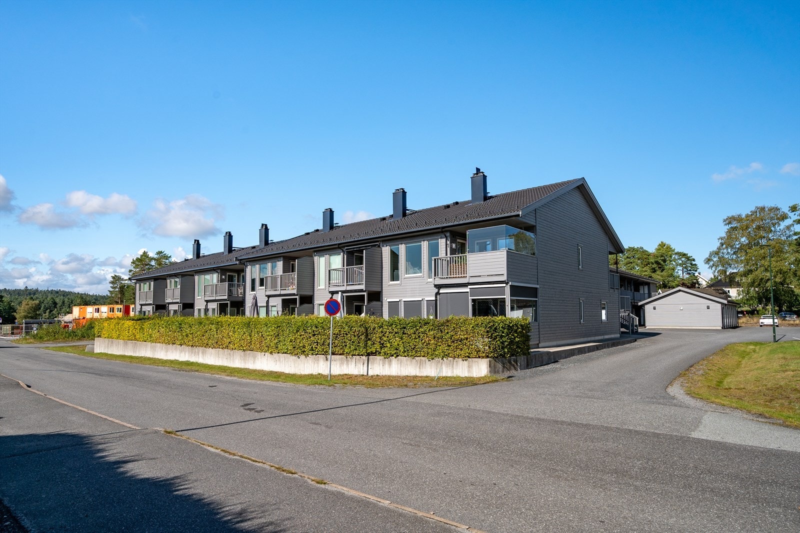 Boligbygg oppført i 2016 med en moderne og stilren fasade. Galleribilde
