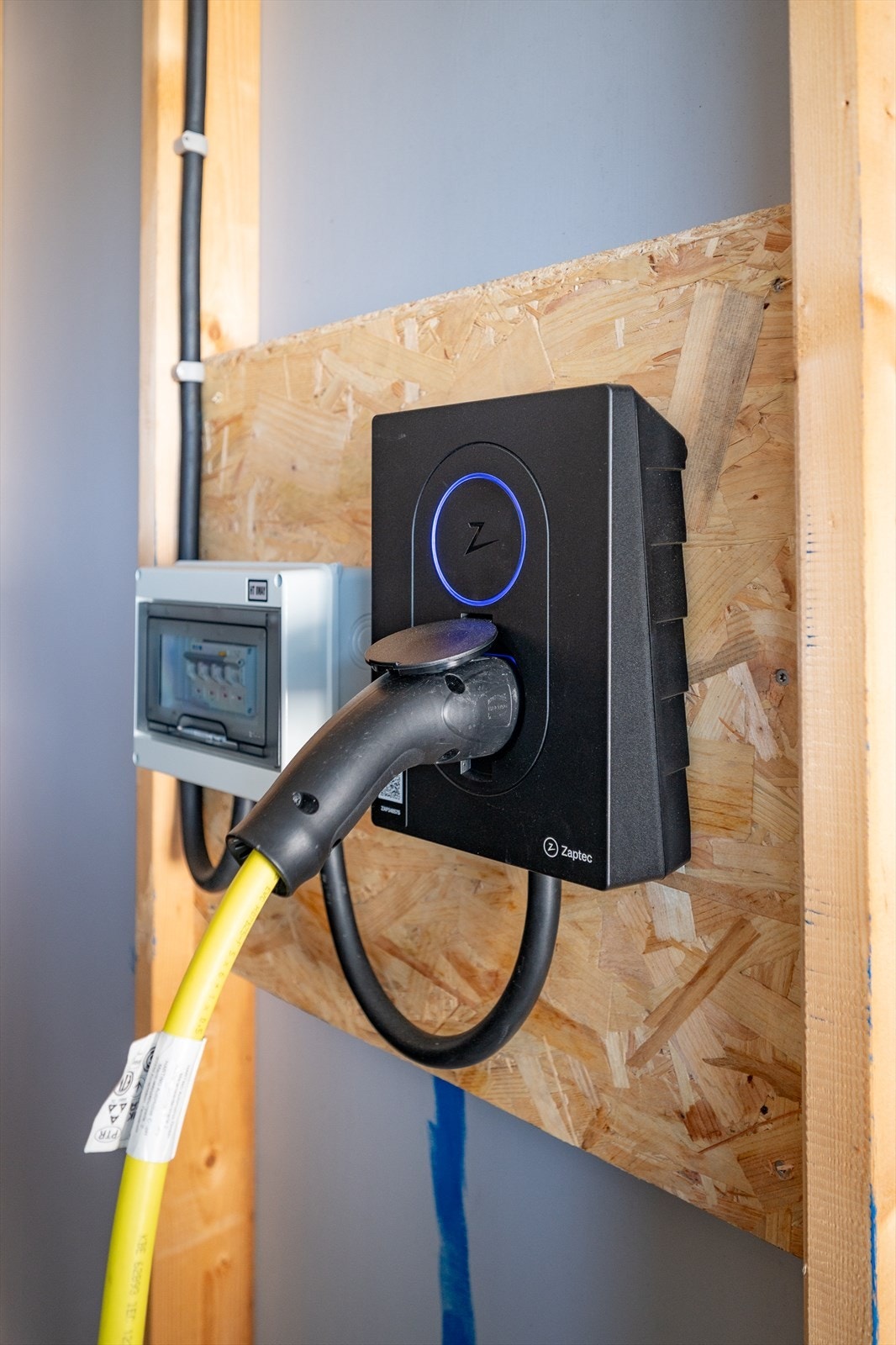 Det er installert lader for elbil i garasjen. Galleribilde