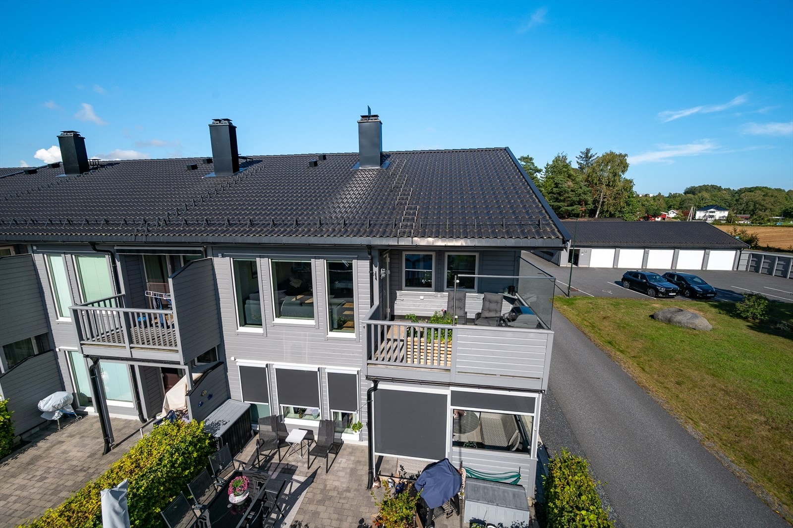 Oversikt over bygget og den tilhørende garasjerekken. Galleribilde