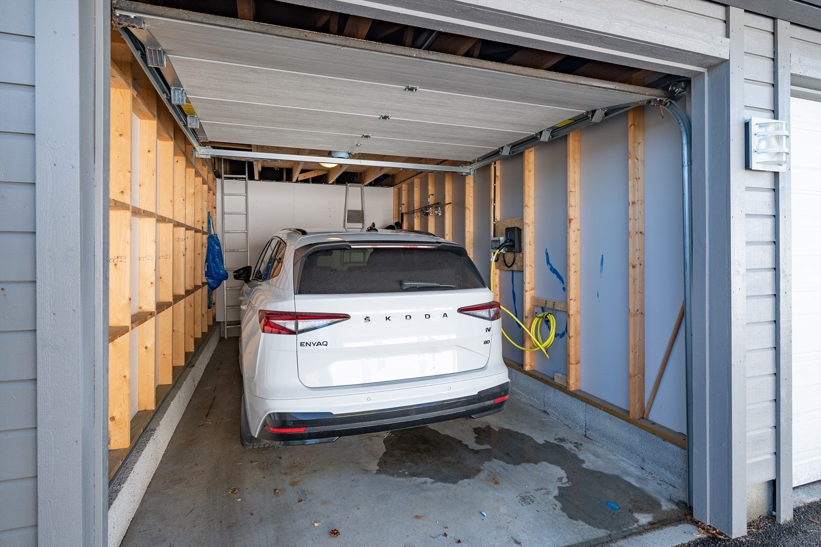 Romslig garasje som gir trygg parkering for bilen. Galleribilde