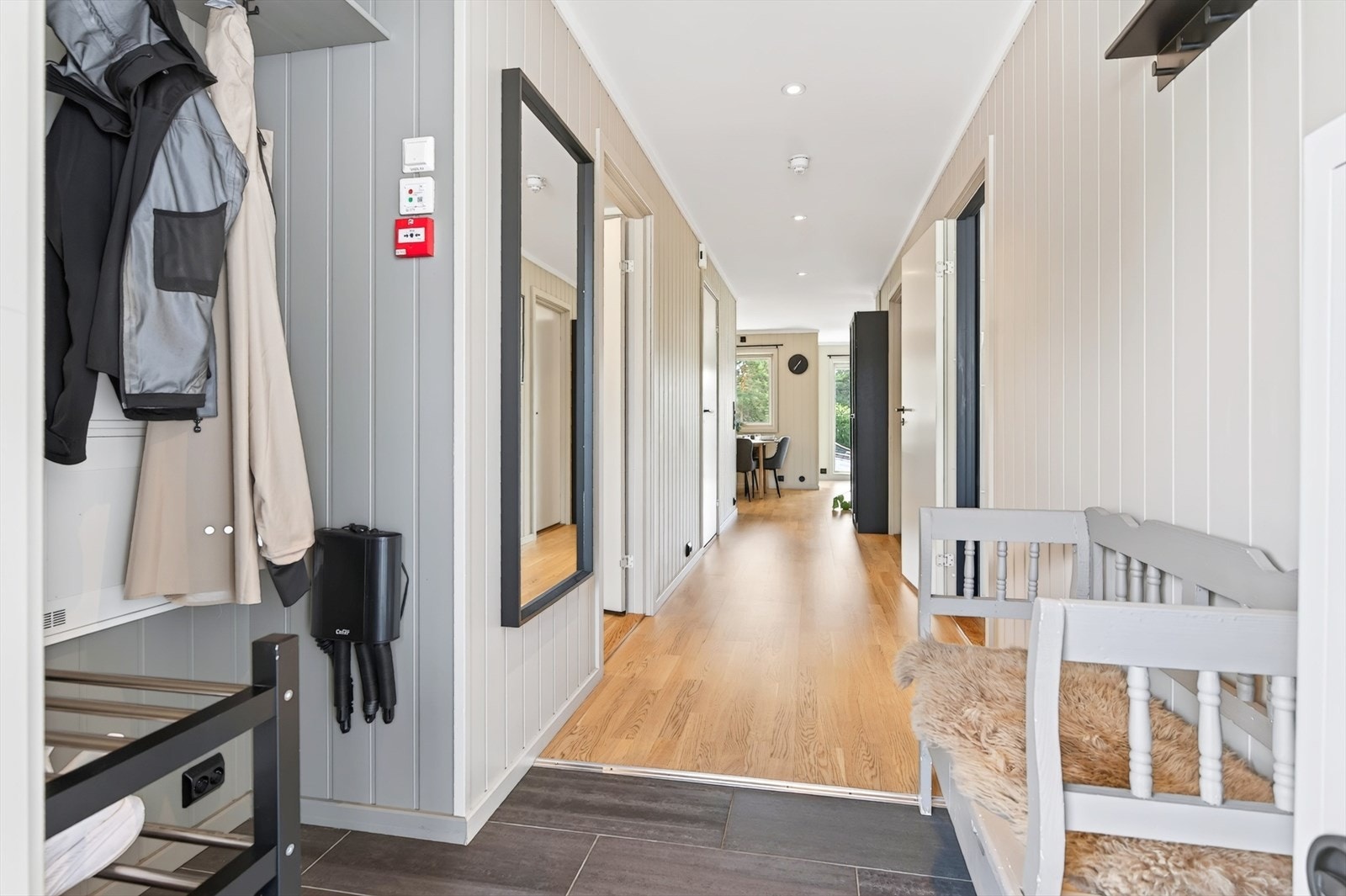 Innbydende entré med parkett som er gjennomgående i leiligheten Galleribilde