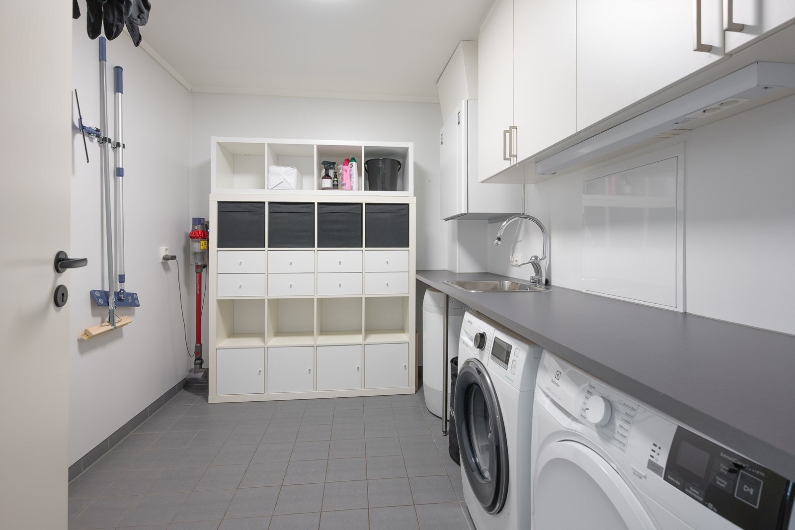 Praktisk, separat vaskerom med gulvvarme og opplegg for vaskemaskin. Galleribilde
