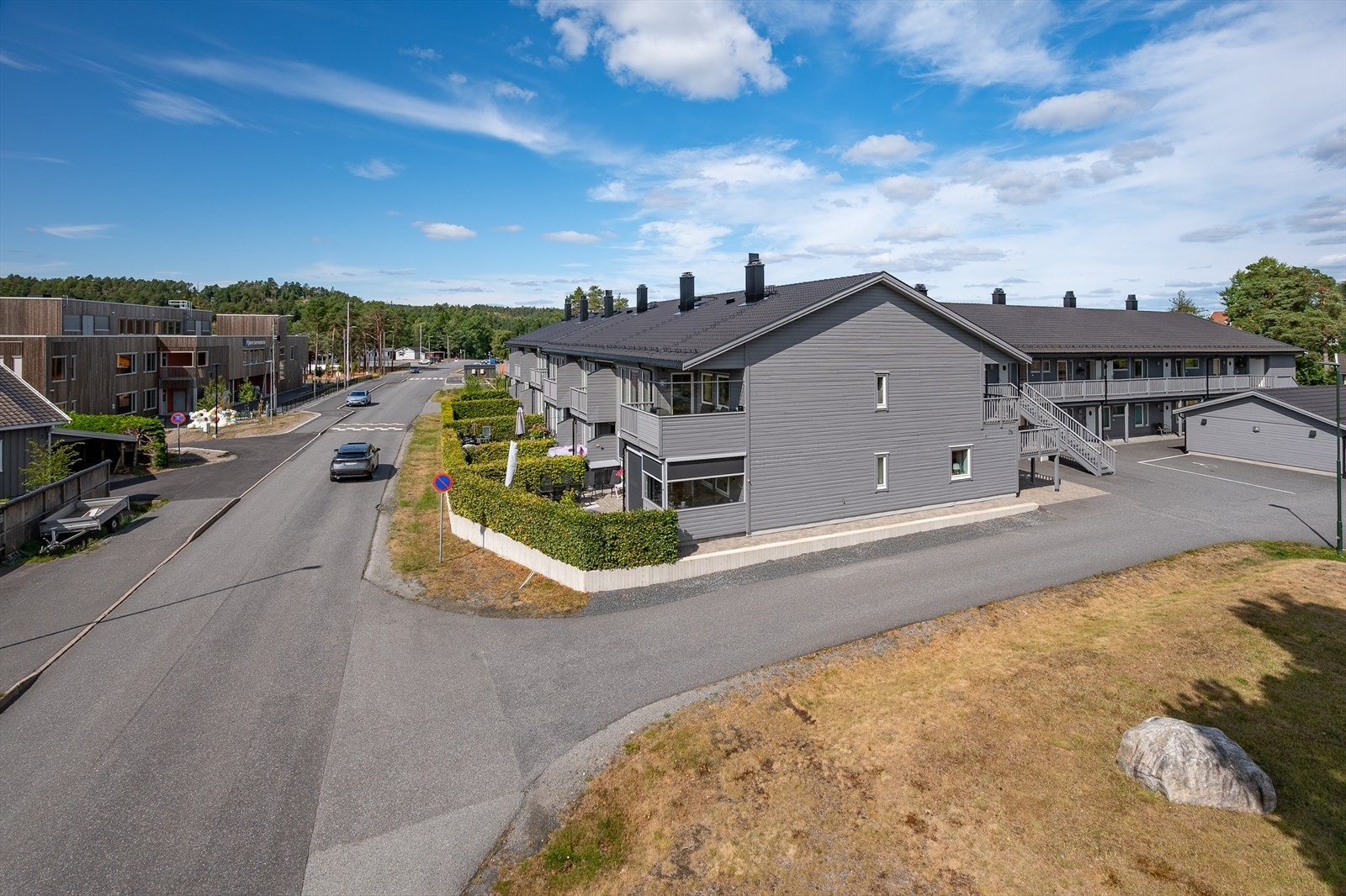 Asfaltert adkomst og felles gjesteparkering på området. Galleribilde