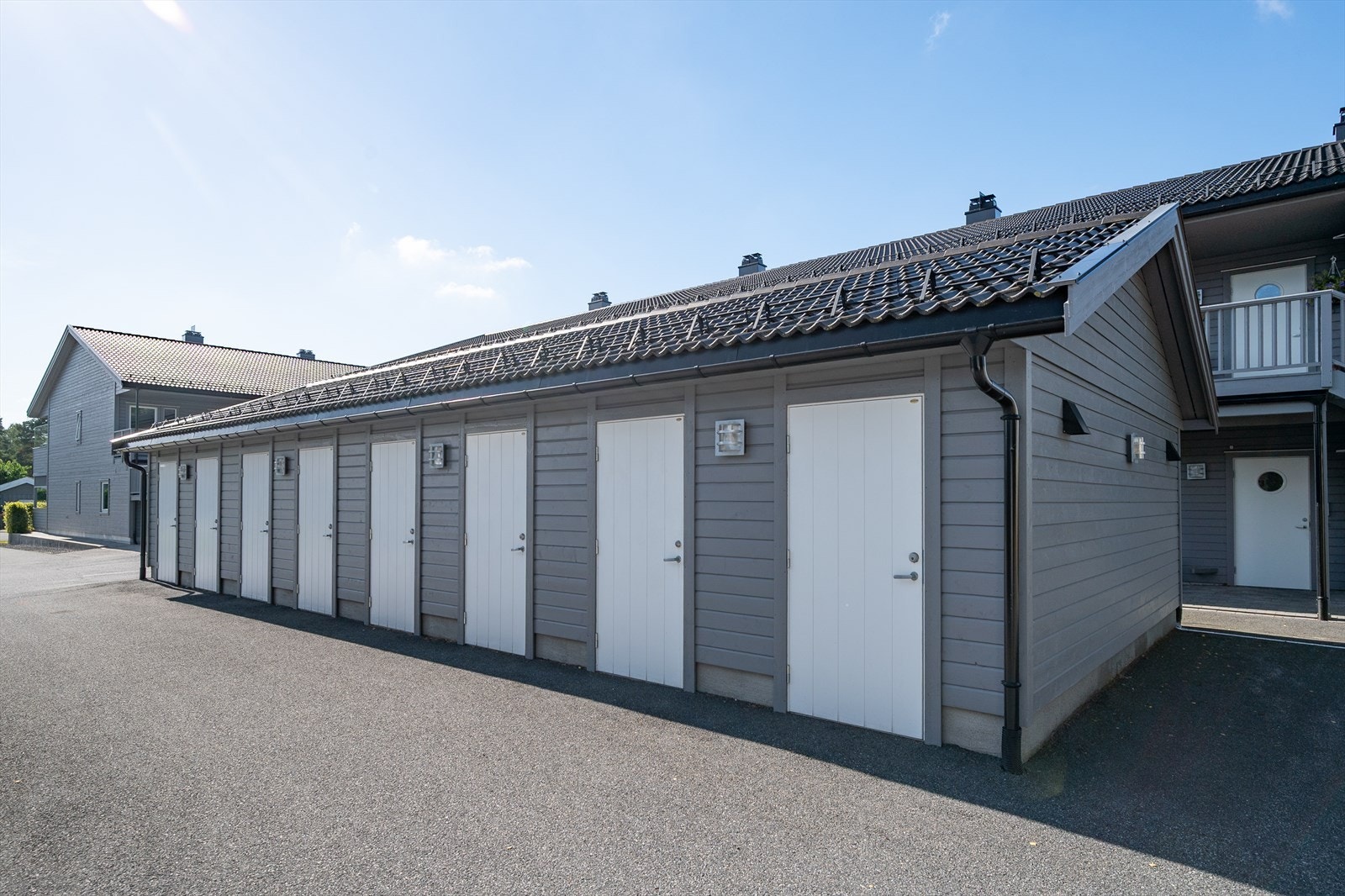 Bodene og garasjene er samlet i en egen rekke på fellesområdet. Galleribilde