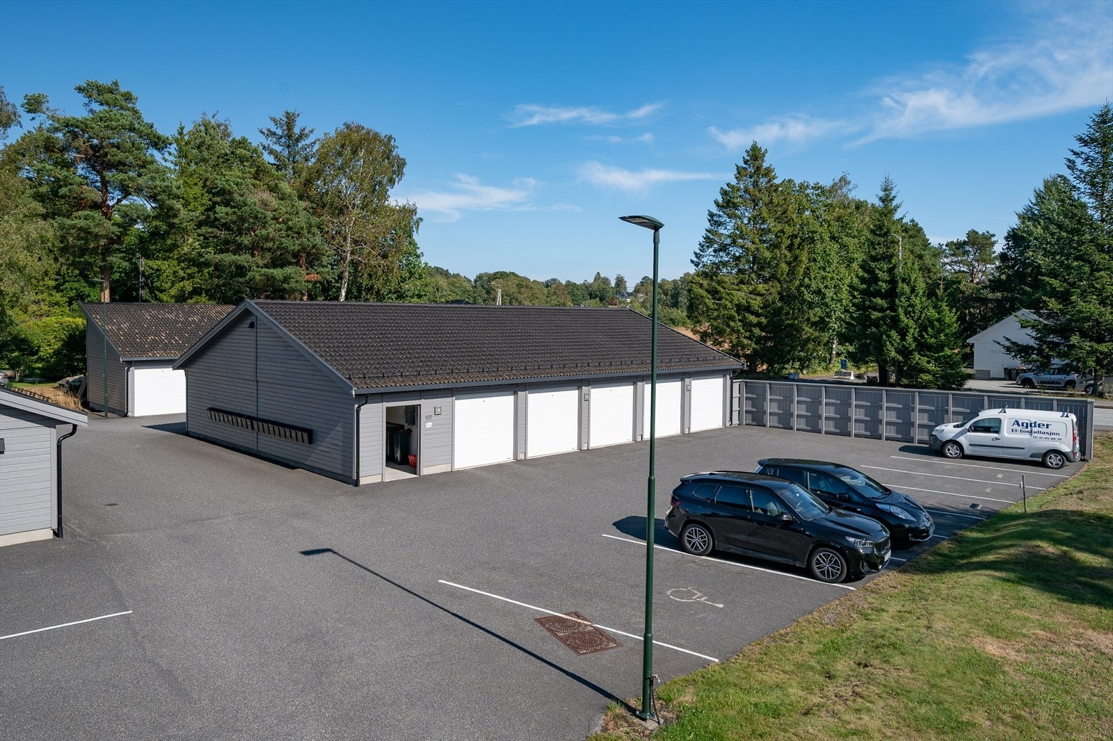 Leiligheten disponerer egen garasjeplass og en ekstern bod. Galleribilde