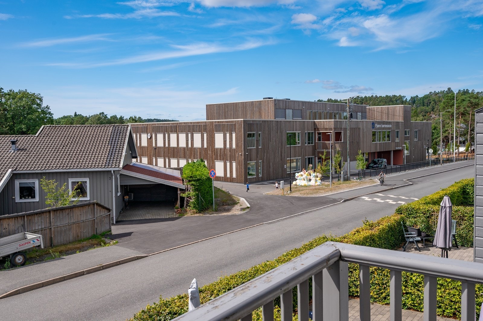 Fjære barneskole er helt ny og ligger kun ett minutts gange fra leiligheten. Galleribilde