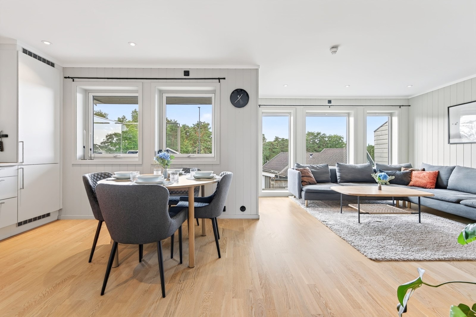 Den åpne løsningen gir rom for både spisebord og en romslig sofagruppe. Galleribilde