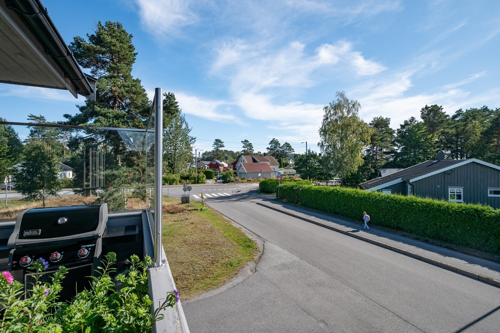 Beliggenheten er sentral med kort vei til butikk, skoler og barnehager. Galleribilde