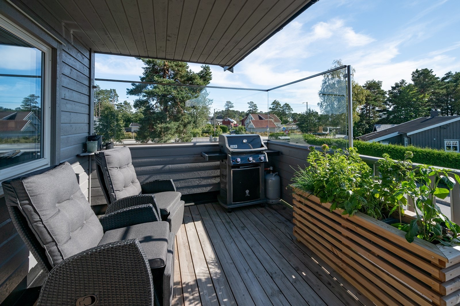 Fra stuen er det utgang til en overbygd terrasse med god plass til sittegruppe. Galleribilde
