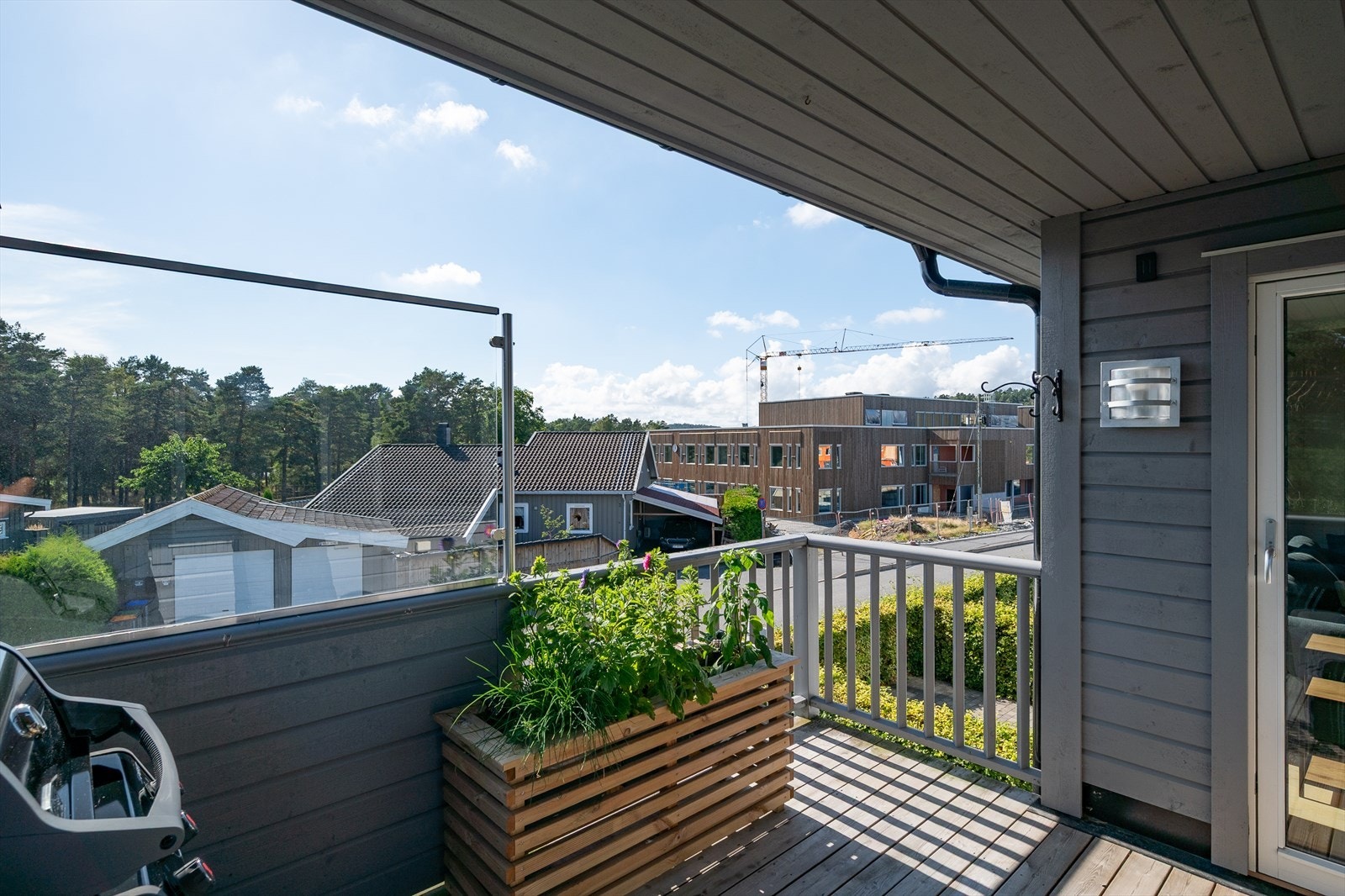 Terrassen er skjermet med glassrekkverk som fungerer som vindskjerm. Galleribilde