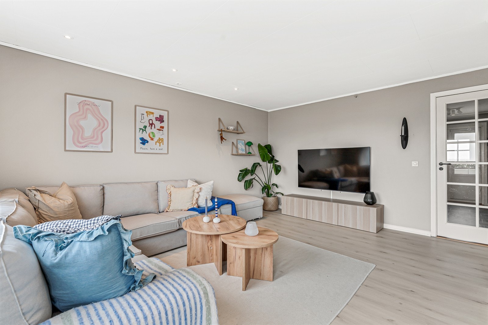 I stuen er det god plass til ønsket møblement. Galleribilde
