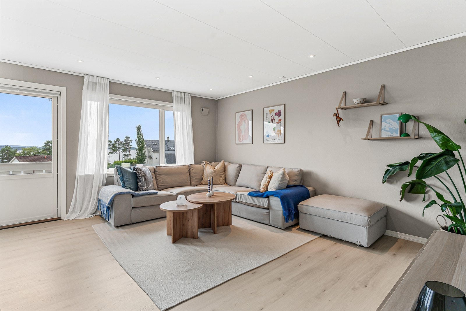 Stuen er lys og fin med åpen løsning mot kjøkken og utgang til balkong. Galleribilde