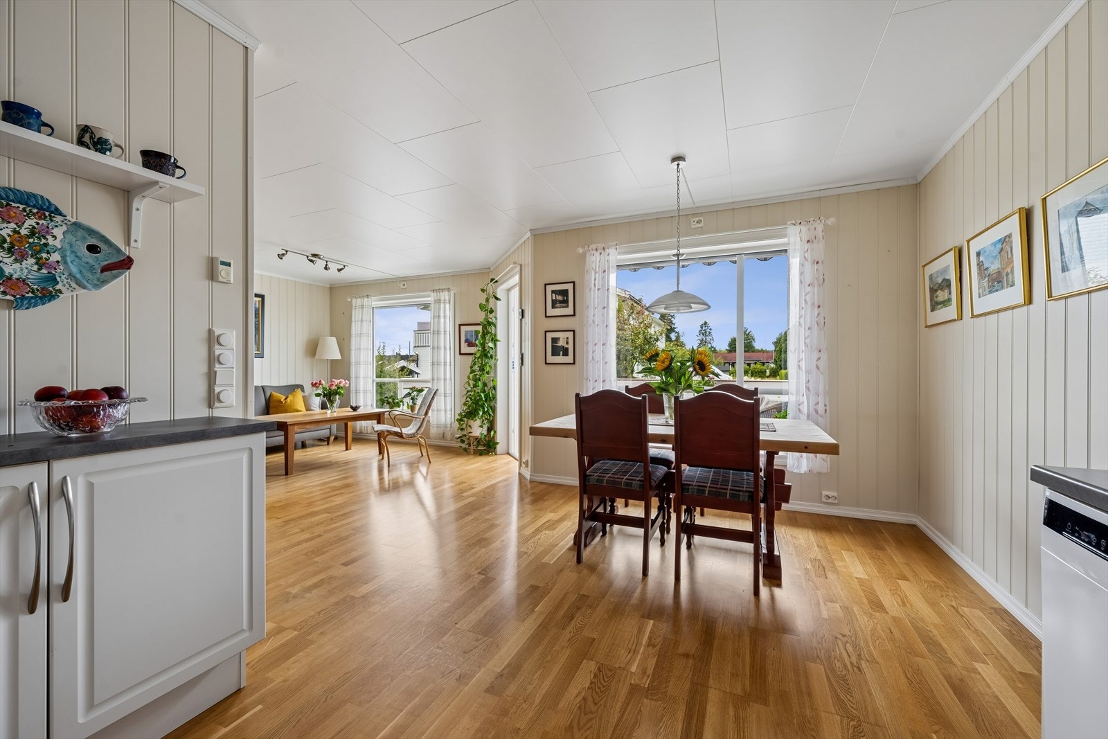 Åpen løsning mellom stue og kjøkken med plass til både spisebord og sofagruppe. Galleribilde