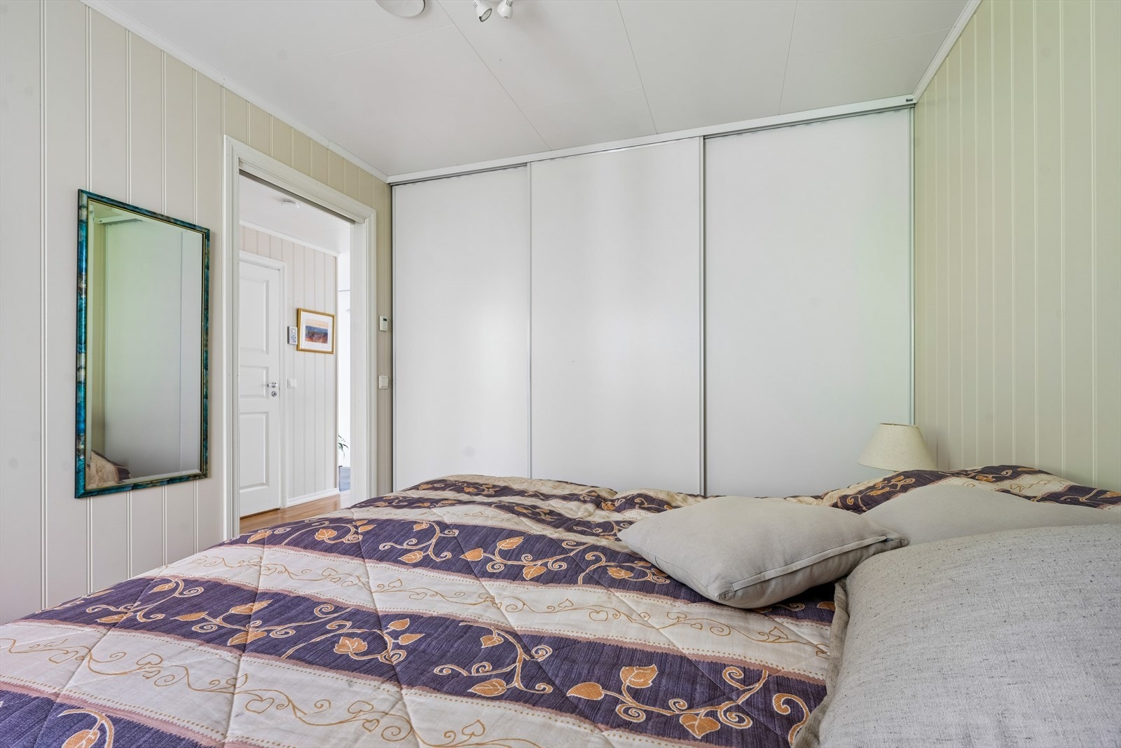 Romslig skyvedørsgarderobe på hovedsoverommet. Galleribilde